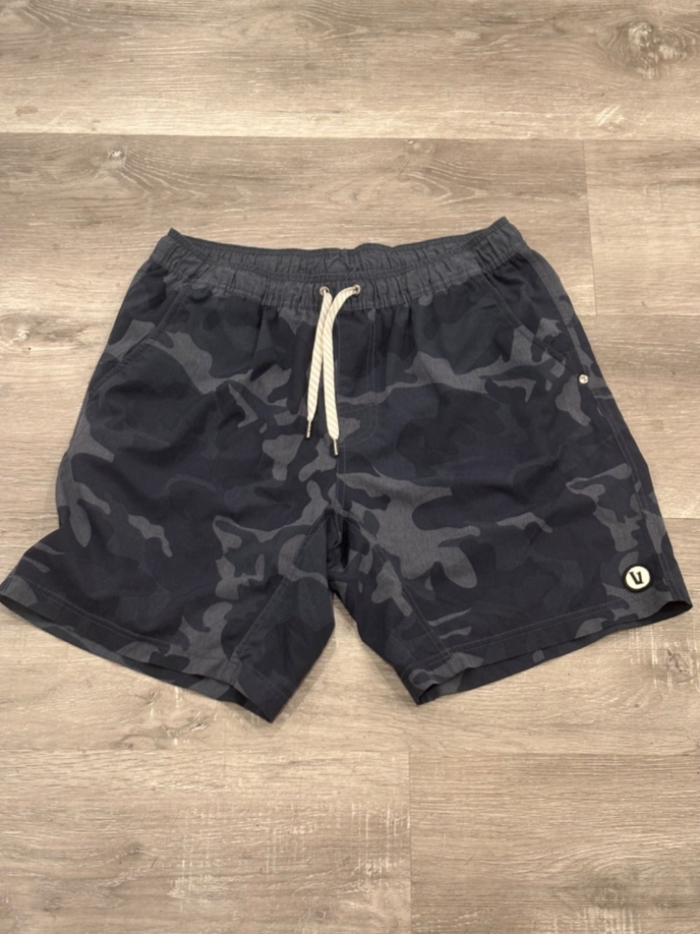 Vuori V302 Kore Shorts Mens Large 7” Lined Gray Camo Performance Gym
